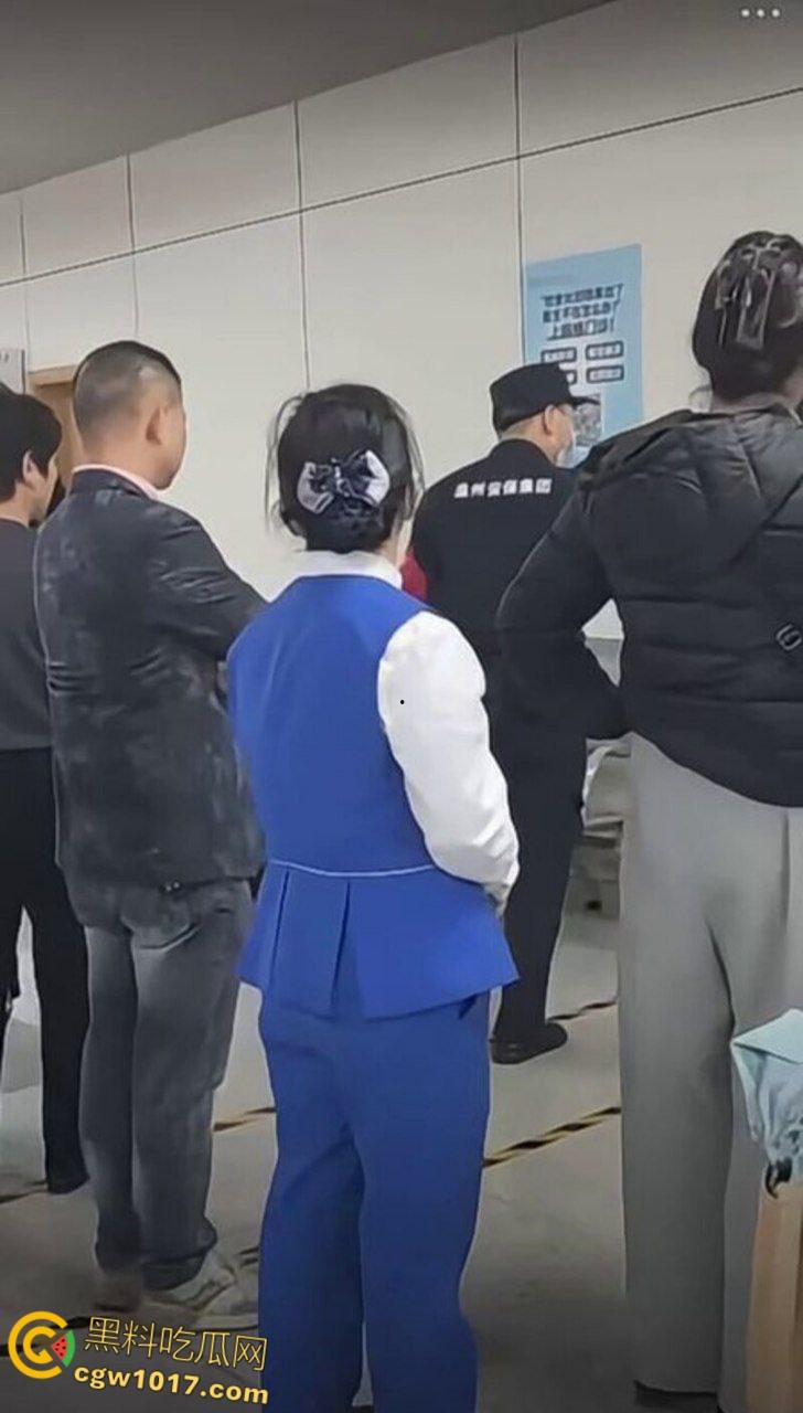 温州医院惊现家暴男，两人发生口角争夺孩子，男子当众对妻子全打脚踢，孩子被吓到大哭不止！-2