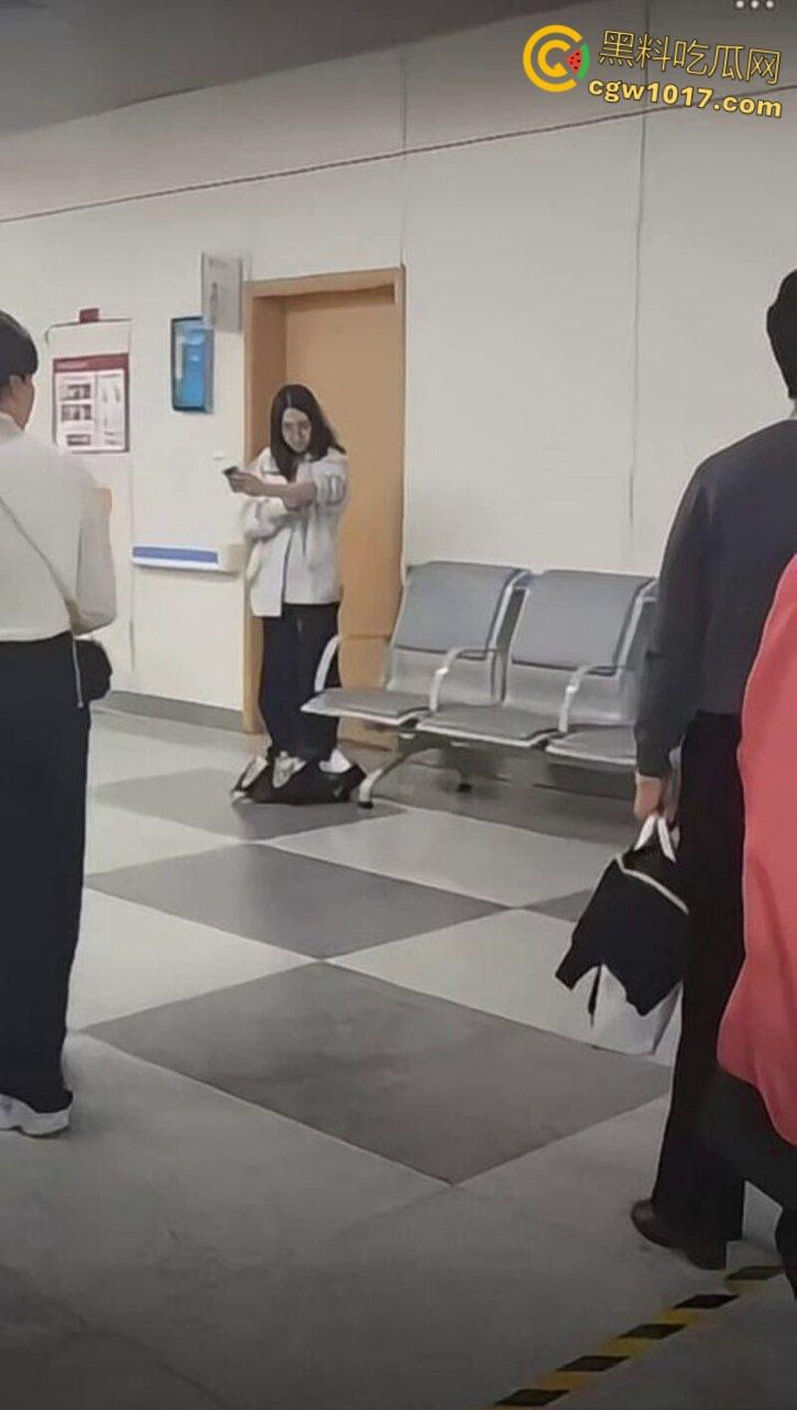 温州医院惊现家暴男，两人发生口角争夺孩子，男子当众对妻子全打脚踢，孩子被吓到大哭不止！-3