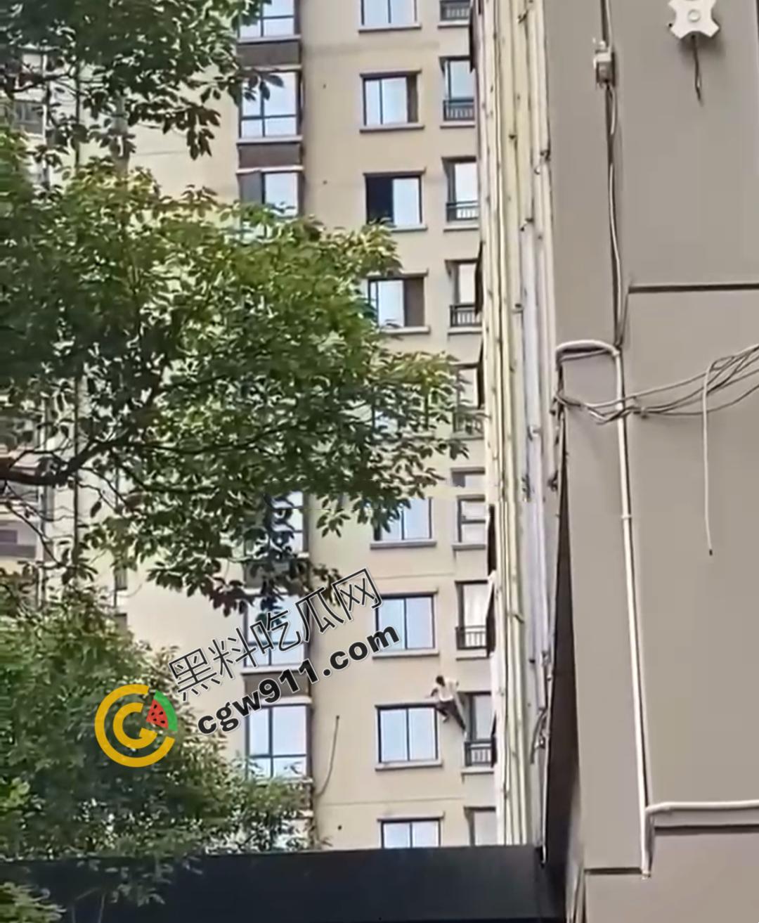 贵阳花果园男子因偷情被抓而被迫攀下30层高楼外墙，这一惊险操作被网友戏称：