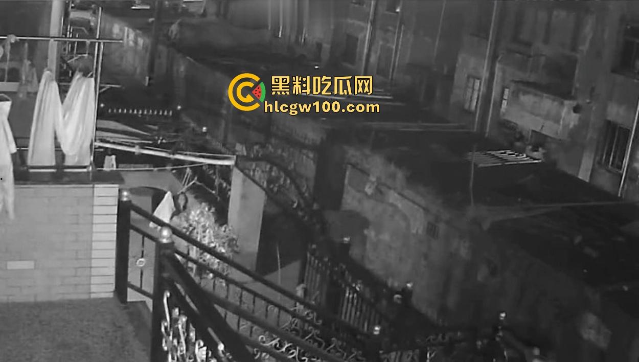 浙江嘉善南桥新村采花贼骚操作，偷完内裤撸到飞起，衣架子却乖乖挂回去，比外卖小哥还贴心！-18