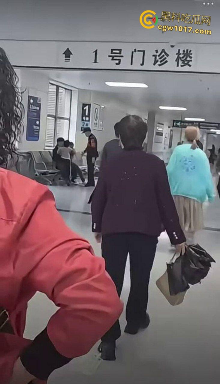 温州医院惊现家暴男，两人发生口角争夺孩子，男子当众对妻子全打脚踢，孩子被吓到大哭不止！-7