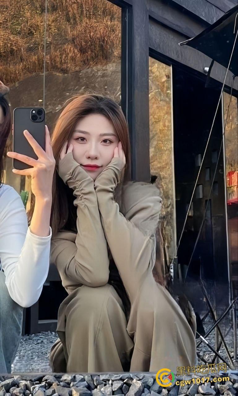 湖南涉外学院【邓妮】,骚浪小母狗露脸挨操,饥渴舔屌犹如欲兽,屌插肉穴蛋震花蒂,反差骚浪堪称极品!-3