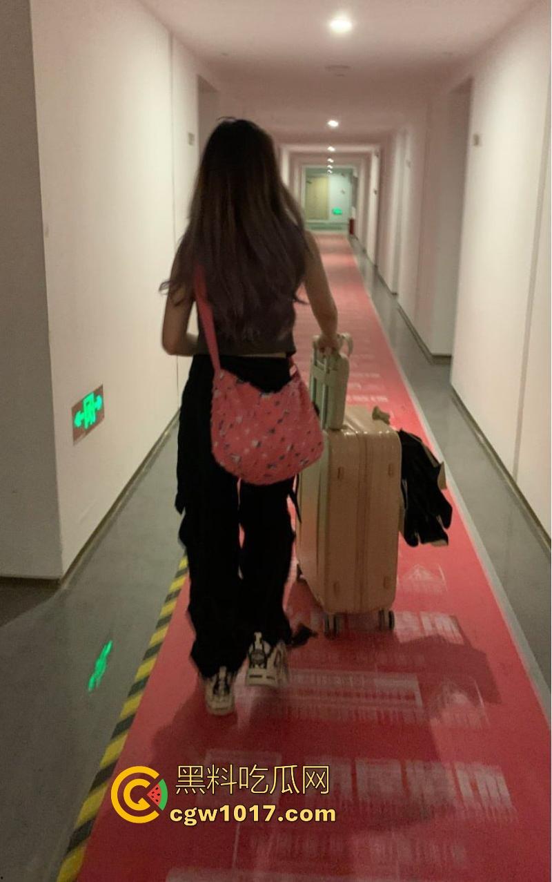 成都工商学院极品女大【林费晴】跟男友性爱视频流出，震动棒磨阴蒂口交，喷汁如泉涌湿透床单，反差刺激炸裂！-1