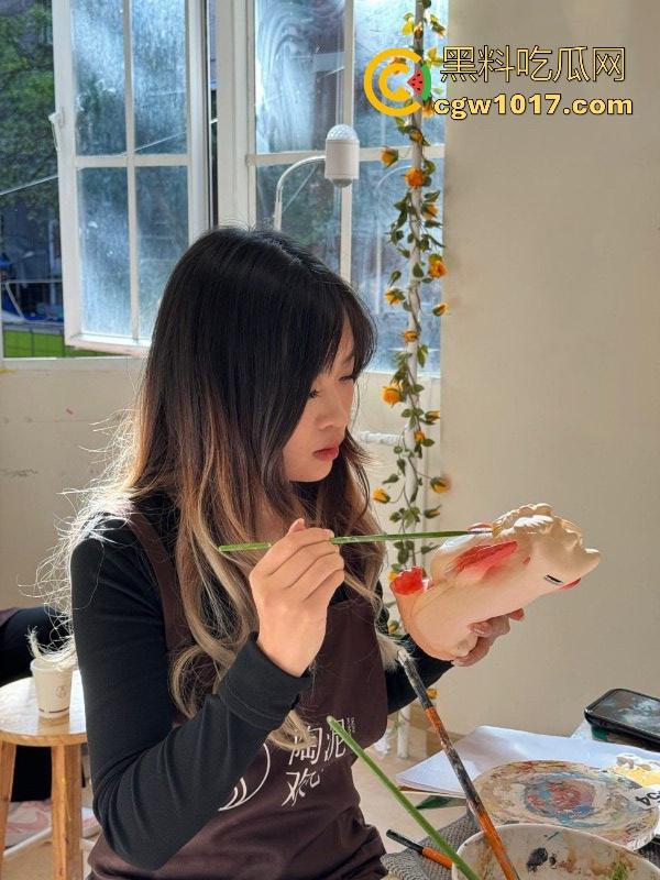 成都工商学院极品女大【林费晴】跟男友性爱视频流出，震动棒磨阴蒂口交，喷汁如泉涌湿透床单，反差刺激炸裂！-2