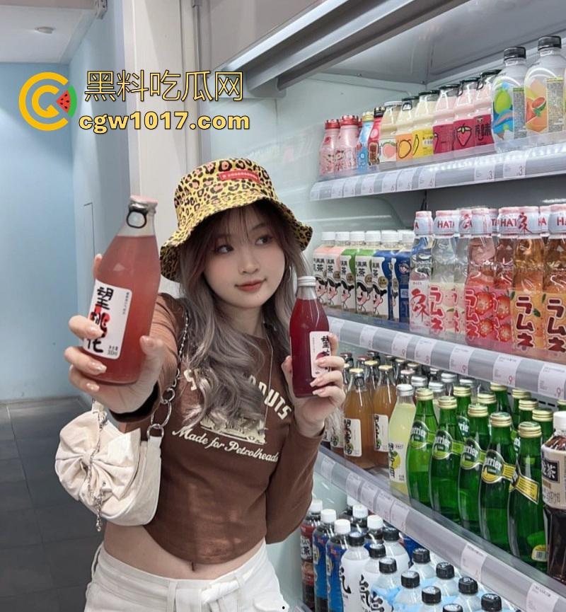 成都工商学院极品女大【林费晴】跟男友性爱视频流出，震动棒磨阴蒂口交，喷汁如泉涌湿透床单，反差刺激炸裂！-3