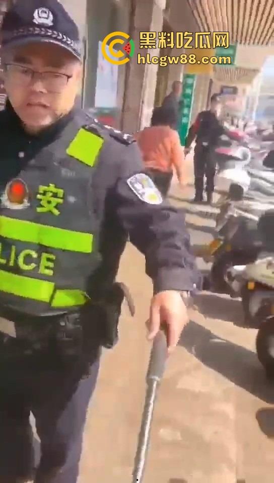 福州平潭惊现黄金大劫案，体育广场光天化日明抢，劫匪嚣张到极点喊着今天要杀人，还自拍发到网上！-7