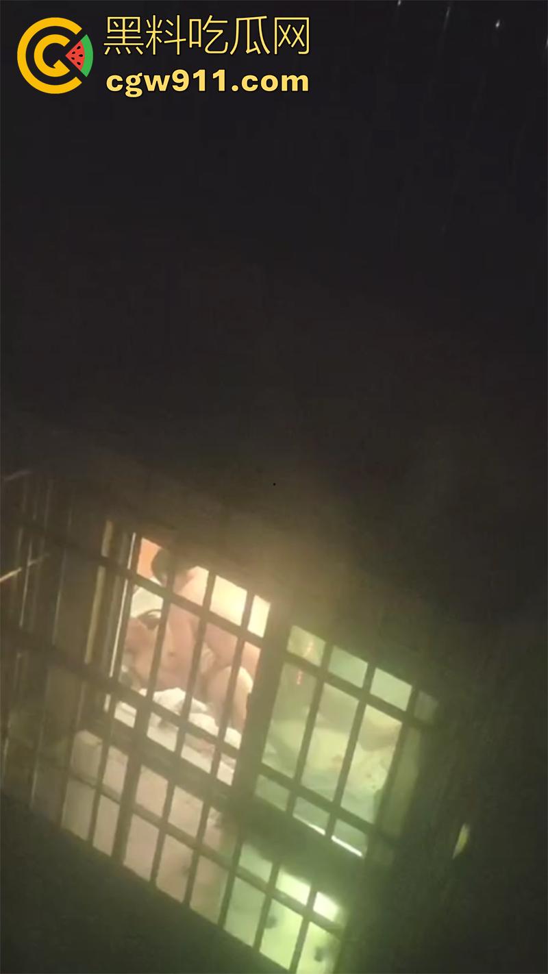 偷拍邻居开窗操逼，大姐趁老公不在偷情，竟开着窗户激情对垒，这段视频留下来，是不是能威胁大姐来一发？-2