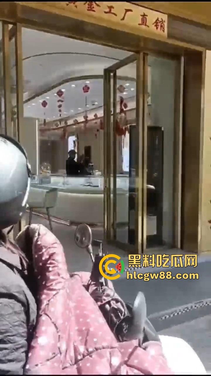 福州平潭惊现黄金大劫案，体育广场光天化日明抢，劫匪嚣张到极点喊着今天要杀人，还自拍发到网上！-13