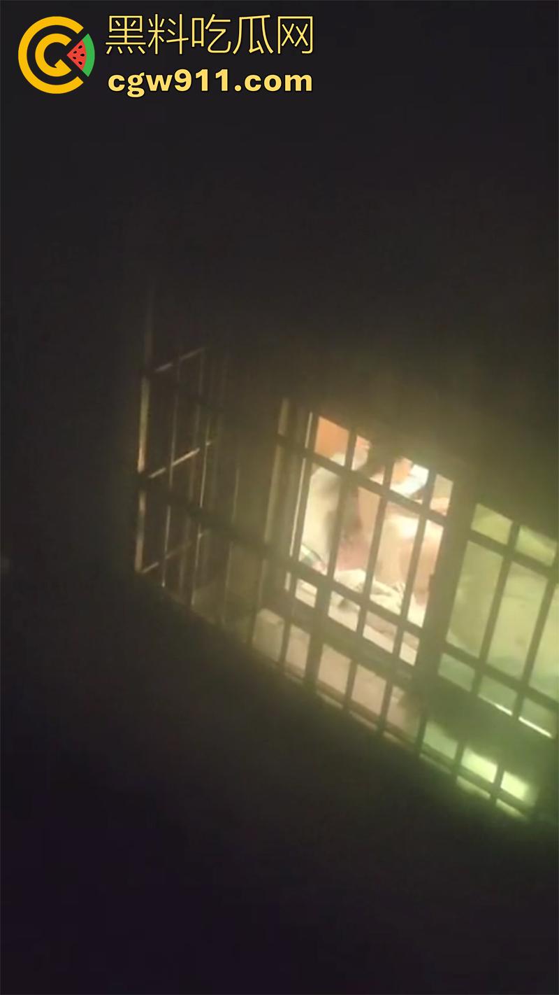 偷拍邻居开窗操逼，大姐趁老公不在偷情，竟开着窗户激情对垒，这段视频留下来，是不是能威胁大姐来一发？-7