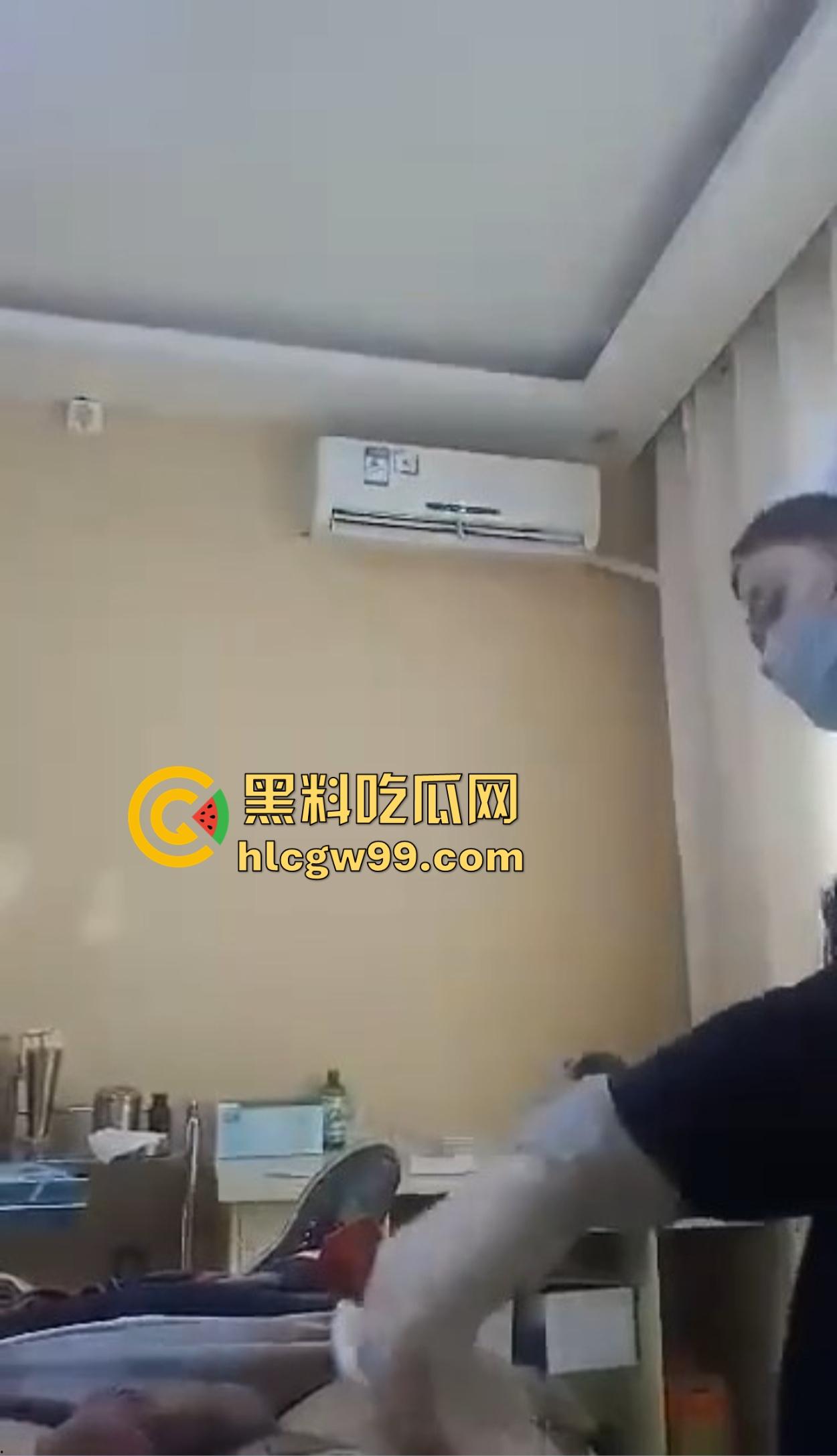 剃毛包扎变硬了？男科医院小护士手法太温柔，患者鸡巴直接顶起越摸越硬，她一句话直接把患者整破防！-3