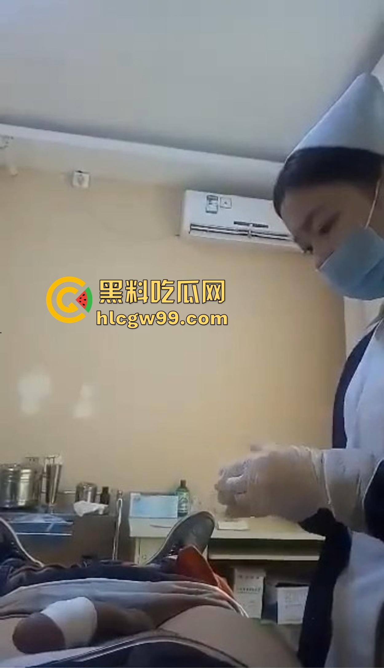 剃毛包扎变硬了？男科医院小护士手法太温柔，患者鸡巴直接顶起越摸越硬，她一句话直接把患者整破防！-4