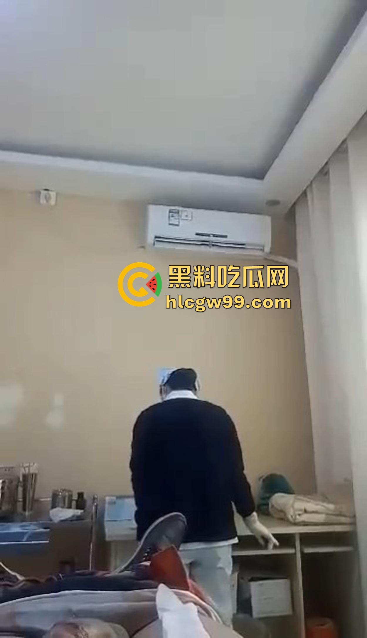 剃毛包扎变硬了？男科医院小护士手法太温柔，患者鸡巴直接顶起越摸越硬，她一句话直接把患者整破防！-8