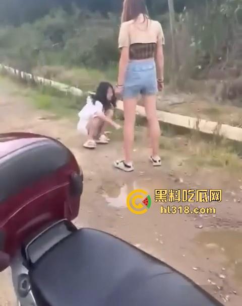 贵州精神小妹围殴15岁妹妹，拳打脚踢打到躺下下了还不停手，，女生打架也挺猛，画面极其暴力血腥！-3