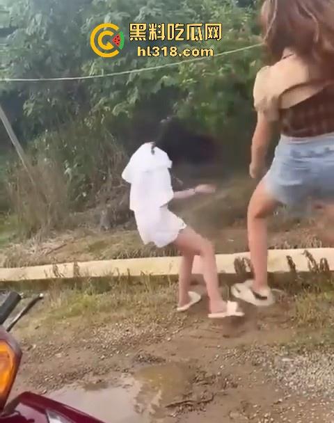贵州精神小妹围殴15岁妹妹，拳打脚踢打到躺下下了还不停手，，女生打架也挺猛，画面极其暴力血腥！-5