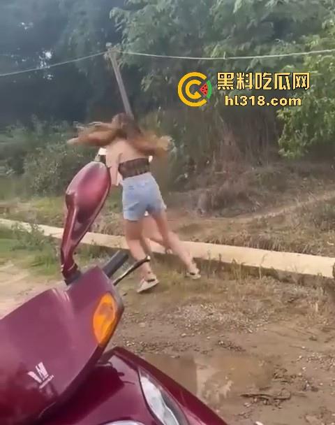 贵州精神小妹围殴15岁妹妹，拳打脚踢打到躺下下了还不停手，，女生打架也挺猛，画面极其暴力血腥！-6