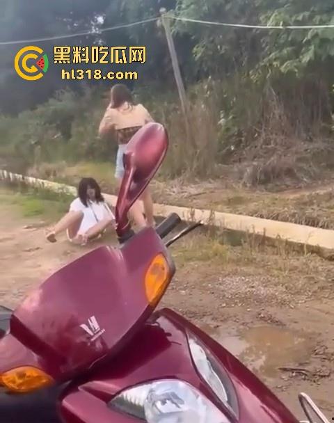 贵州精神小妹围殴15岁妹妹，拳打脚踢打到躺下下了还不停手，，女生打架也挺猛，画面极其暴力血腥！-7