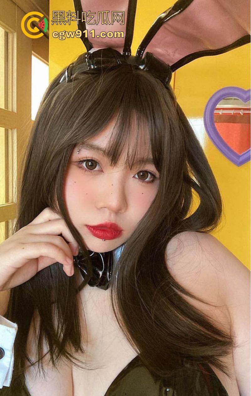 长沙小学教师【刘奕阳】性爱调教视频流出，私下完美暴露淫荡本性，跪地舔脚打桩猛操，呻吟不断！-3