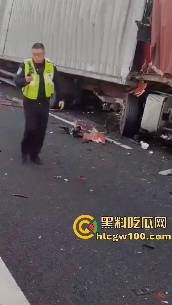 揪心！沪昆高速惊现超级追尾，几十辆车 “叠罗汉”，多辆货车车头被挤压成铁饼-7