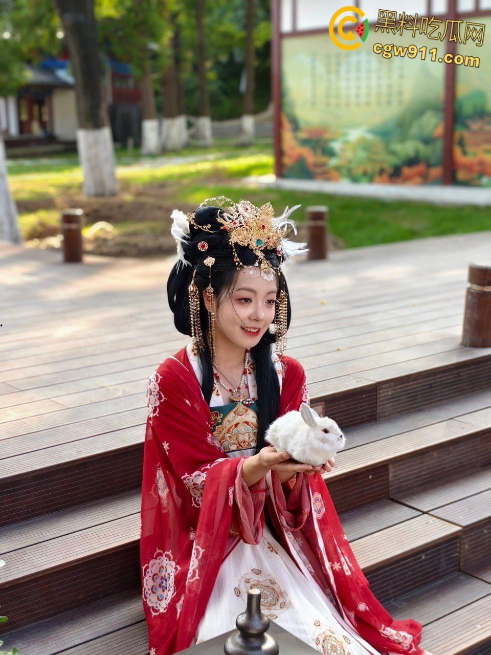 武汉东湖学院【吴丽莹】 乖巧外表却被包养，宿舍微信视频自慰，白浆四溢还说比精液好吃，看了不少被调教 ！-5