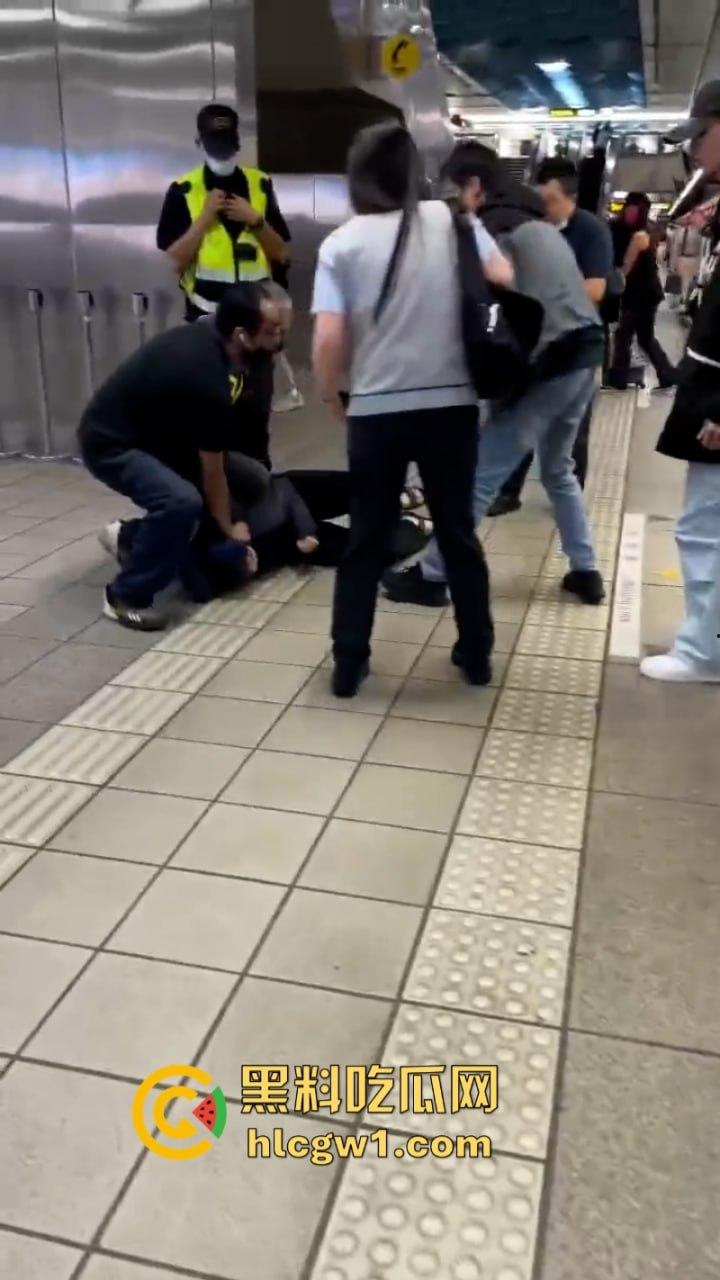 台湾新北地铁捷运站一女子持刀挟持人质砍人 大妈还是恐怖分子呢？-9