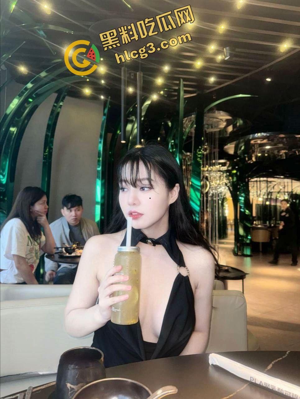 高端泄密流出！广州深圳极品白虎外围女『小苍』一线天无毛逼炮架 与多位金主性爱-3