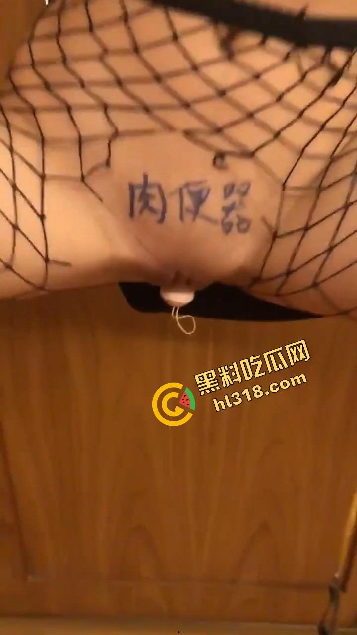 酒店惊现自挂门框肉便器，门上吊着要鸡巴求操，骚货还还开门楼道跳蛋自慰，对着监控玩逼叫到天亮！-11