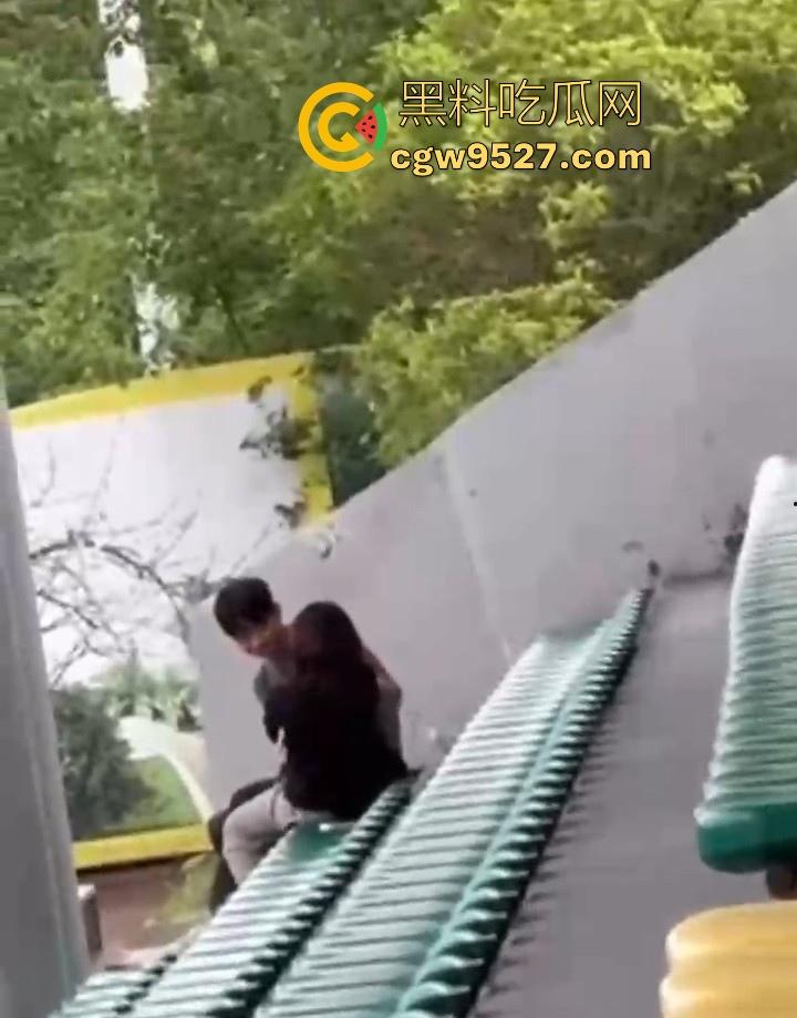 湖北美术学院，小情侣饥渴难耐户外刺激性爱，直接伸进了狂扣狂舔，场面极其刺激！-5