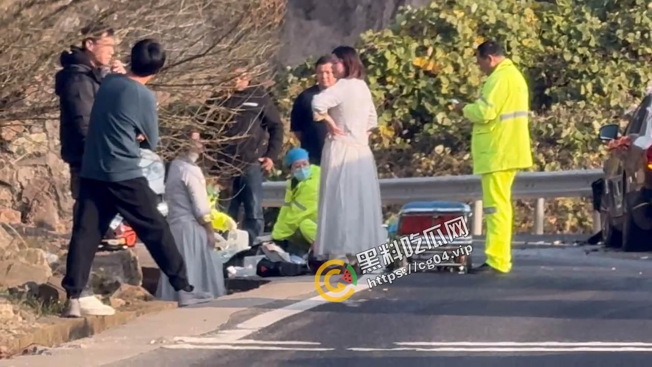 晦气！婚车接新娘与摩托车过弯压线相撞  汽车气囊都炸了 摩托车主命丧当场 毁了别人婚礼-3