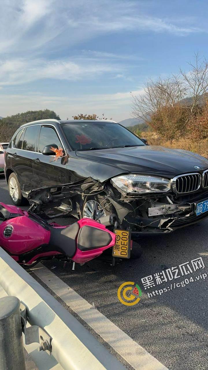 晦气！婚车接新娘与摩托车过弯压线相撞  汽车气囊都炸了 摩托车主命丧当场 毁了别人婚礼-5