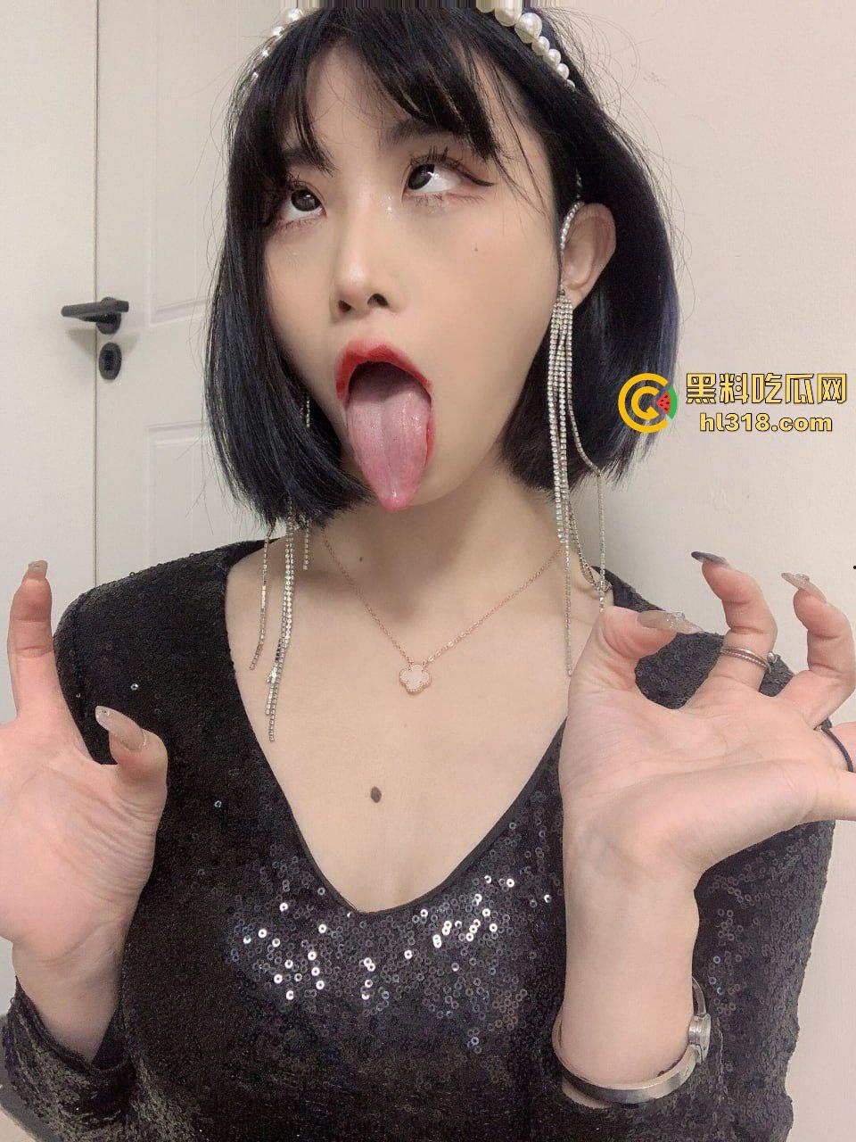 极致的母狗调教，塑料薄膜套头，地板放置炮机抽插，震动棒刺激阴蒂，爽到直发抖！-1