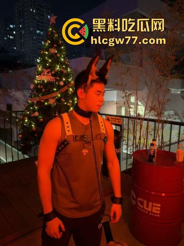 抖音热搜！广州某通讯录酒吧门 三人酒后互吃原视频来袭 三个男的大街上口 两个喝醉0给1口 内容炸裂！-14