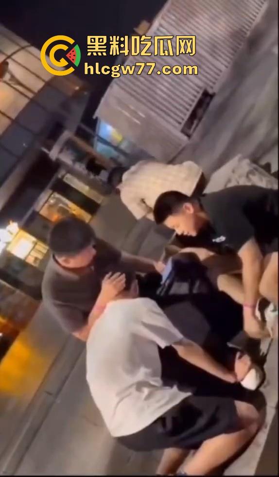 抖音热搜！广州某通讯录酒吧门 三人酒后互吃原视频来袭 三个男的大街上口 两个喝醉0给1口 内容炸裂！-18