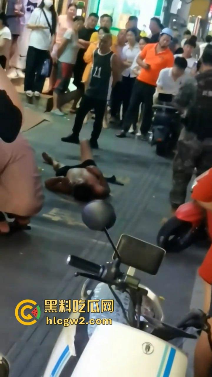 海南三亚商品街多名精神老哥抡棍火当街挥刀 案发现场视频流出 挂了一个？-2