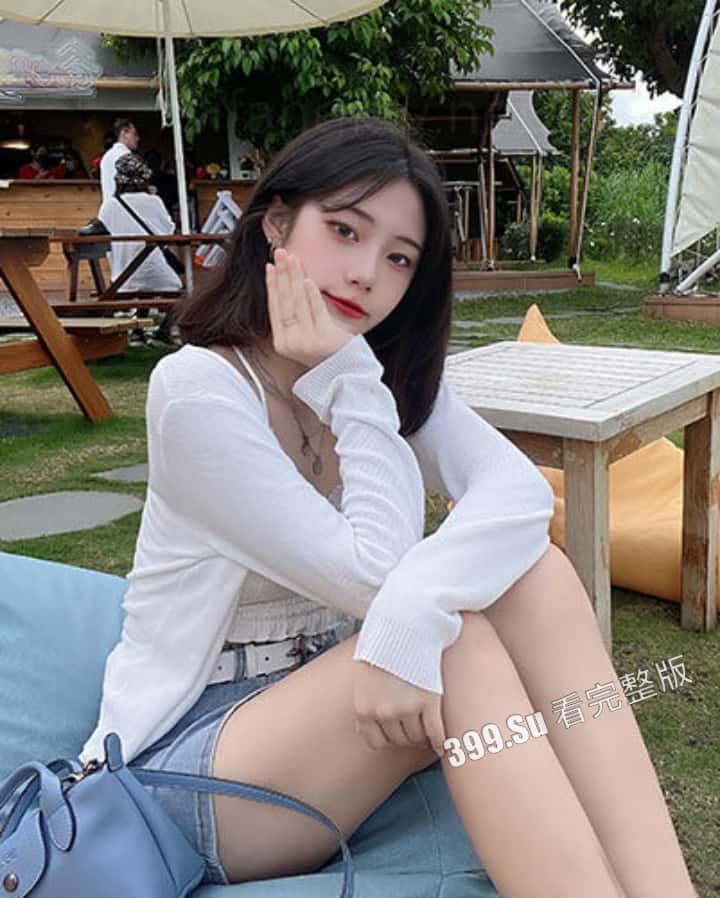 超高颜值的19岁  贫乳女神【朱X妮】长相清纯又厌世  给土豪金主自拍的私密视频及自拍照流出！-4