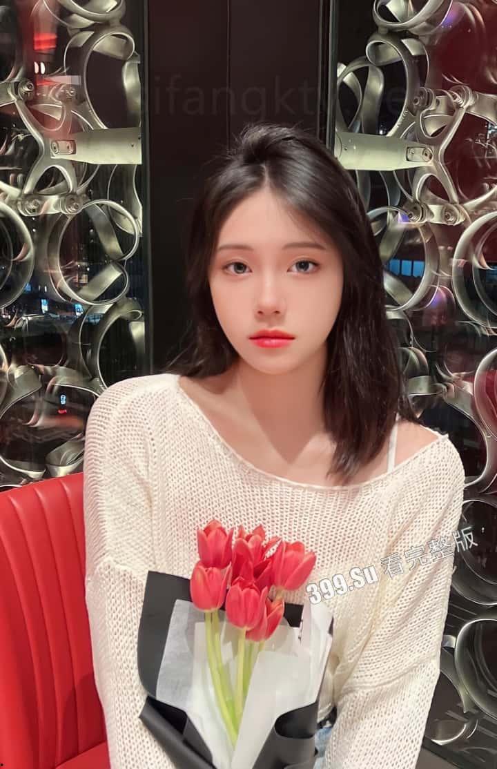 超高颜值的19岁  贫乳女神【朱X妮】长相清纯又厌世  给土豪金主自拍的私密视频及自拍照流出！-5