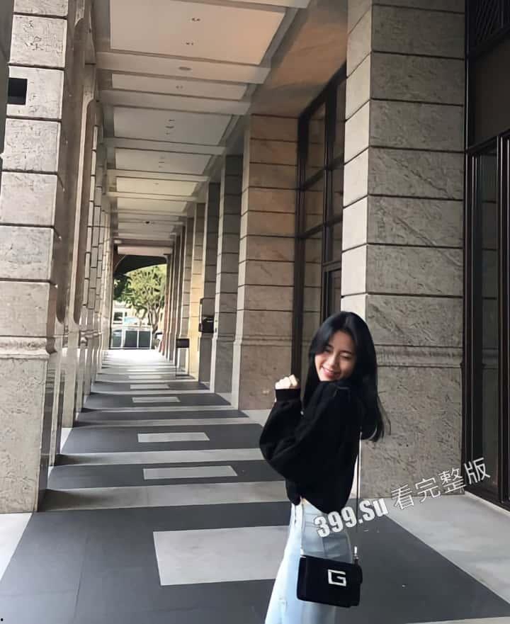 超高颜值的19岁  贫乳女神【朱X妮】长相清纯又厌世  给土豪金主自拍的私密视频及自拍照流出！-8