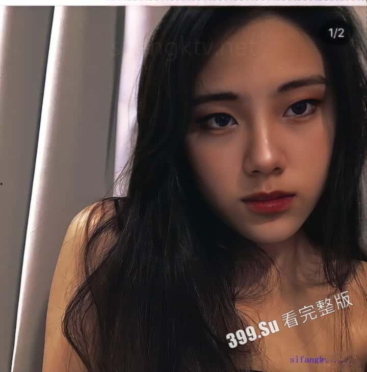 超高颜值的19岁  贫乳女神【朱X妮】长相清纯又厌世  给土豪金主自拍的私密视频及自拍照流出！-9