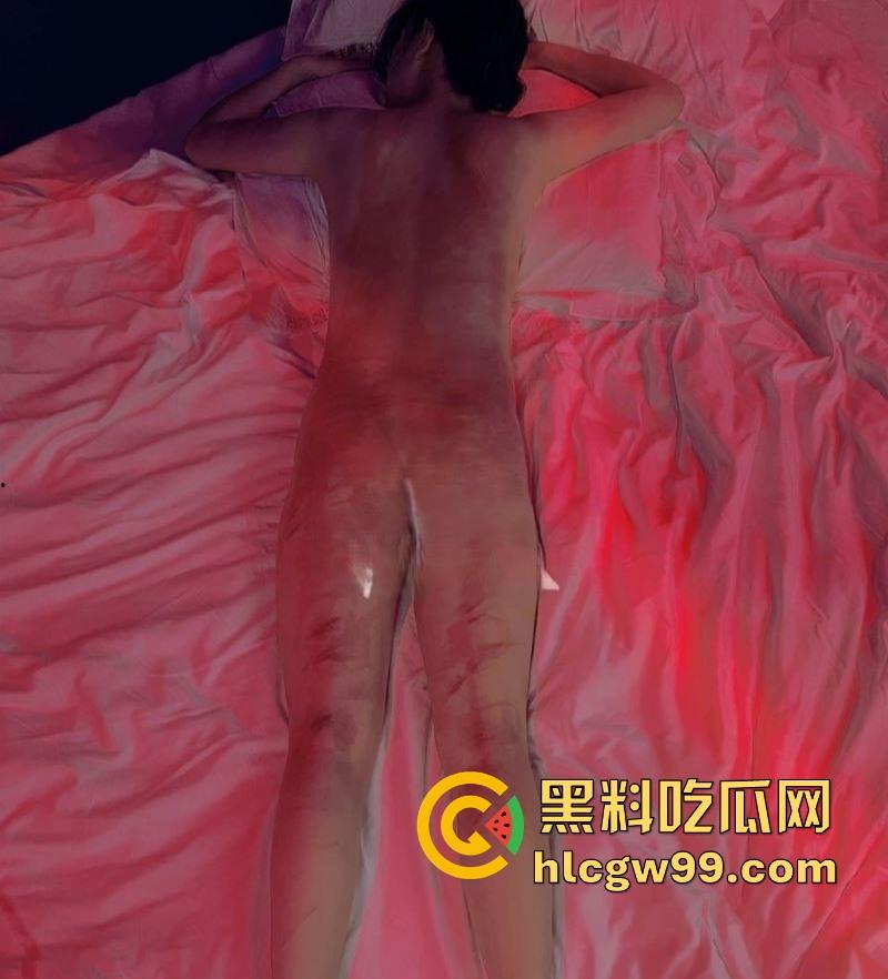 调教大神【冷先生】玩弄反差婊被虐到失神，饮尿滴蜡舔脚，强制高潮爽到喷汁，母狗跪地求操，SM狠玩到腿软！-10