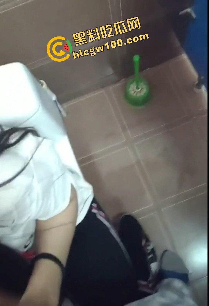 南通实验中学高三学生【宋倩】偷情视频曝光，课余时间厕所口交大战，主打一个刺激！-11