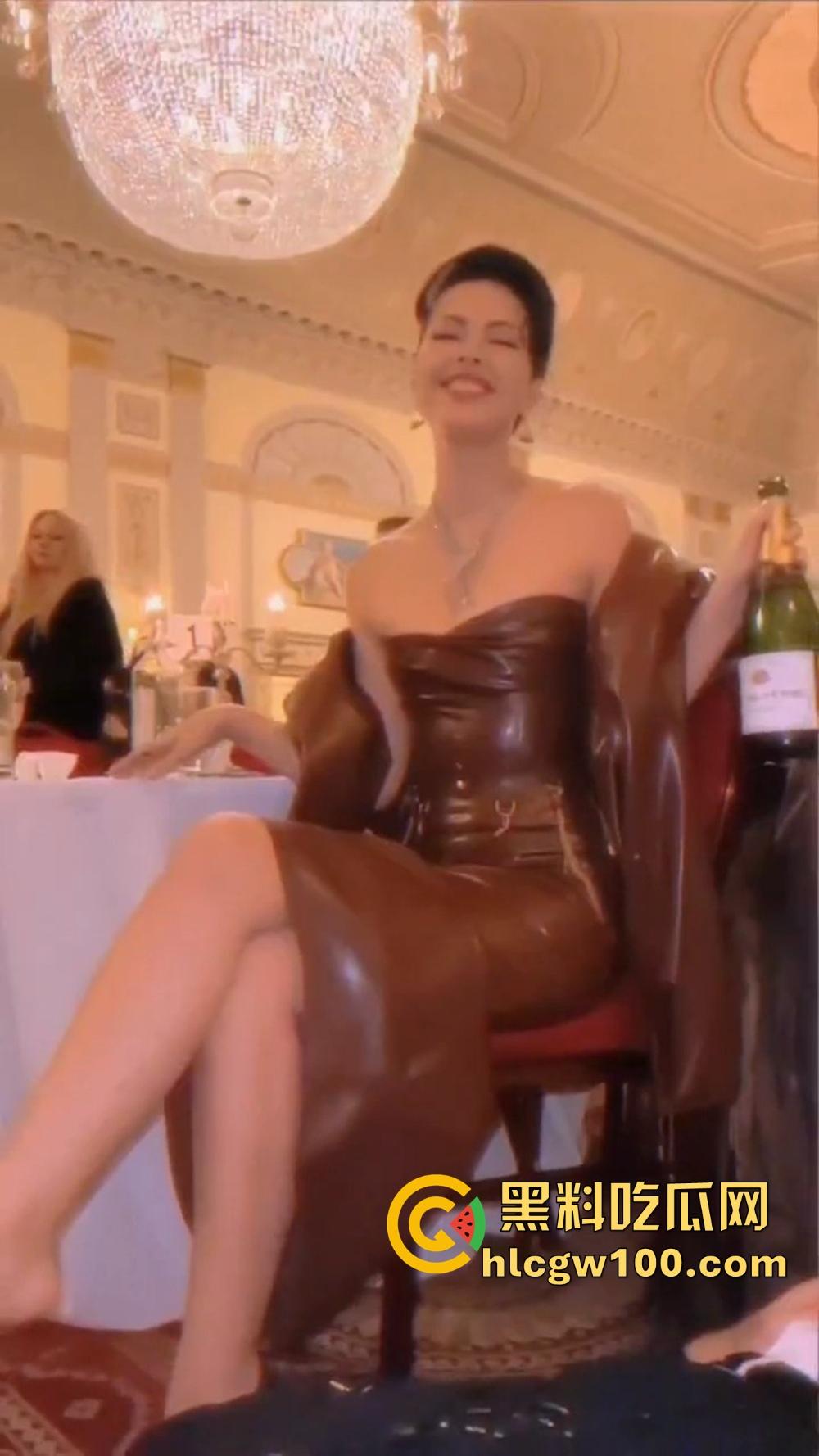 仙人酒配高跟鞋,舔狗狂舔御姐美腿喝脚上流下的酒,恋足控这福利骚到极致,御姐玩的花到离谱!-5