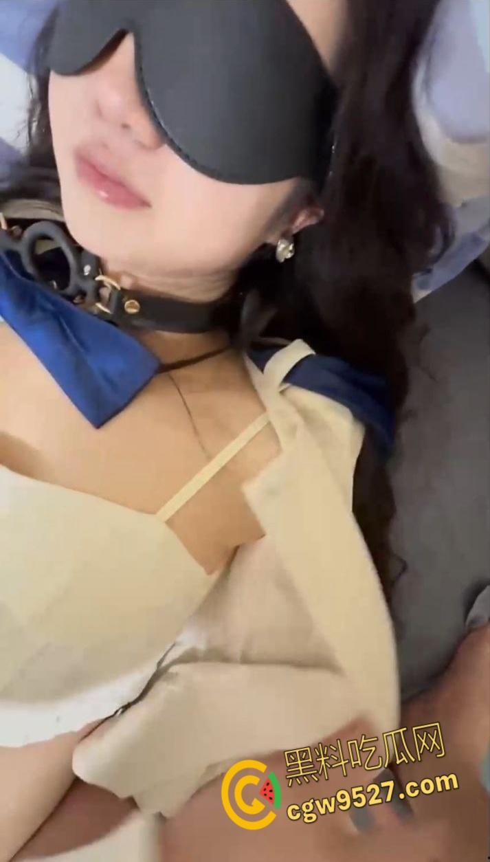 M属性的母狗姐姐正收拾屋子，强推捆绑蒙眼调教，弟弟坚硬肉棒对着肥美翘臀疯狂输出，操得姐姐潮喷不止！-5