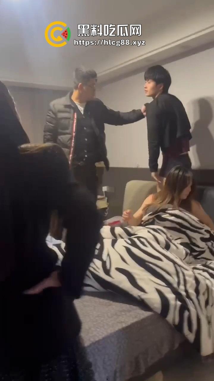 苍南县马镇宝妈怒捉老公操音乐老师小三，小三家脱光干逼被抓爆打，原配美得勾魂还输给贱货！-21