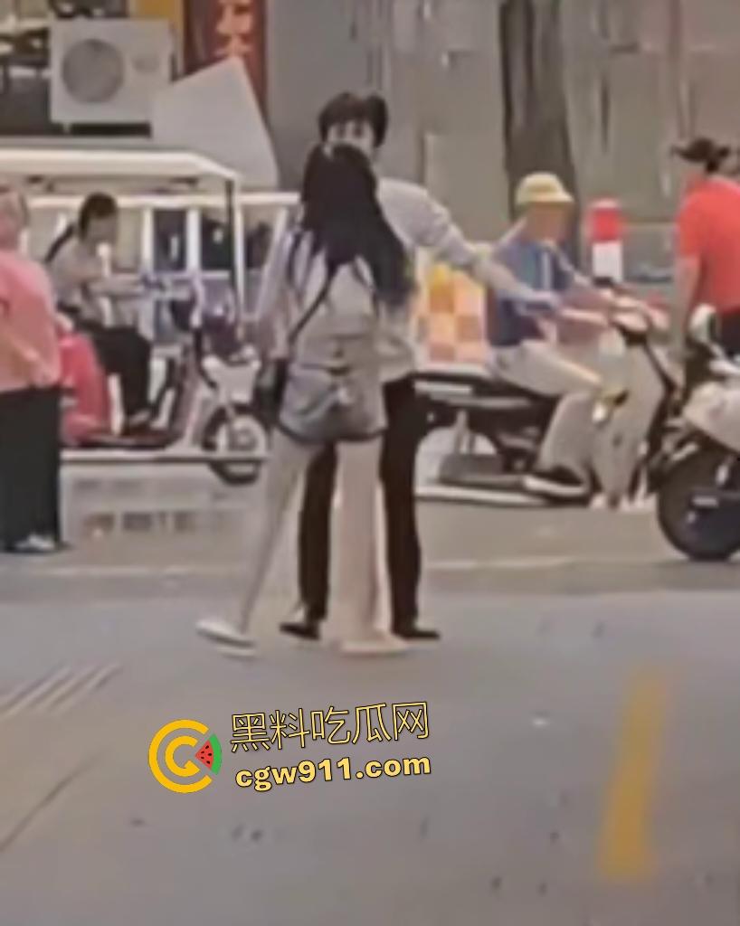 奶茶狂魔没有奶茶打男友，女子情绪崩溃狂扇男人耳光，反遭铁拳痛殴喷血，区区一杯奶茶引爆情侣互殴！-3