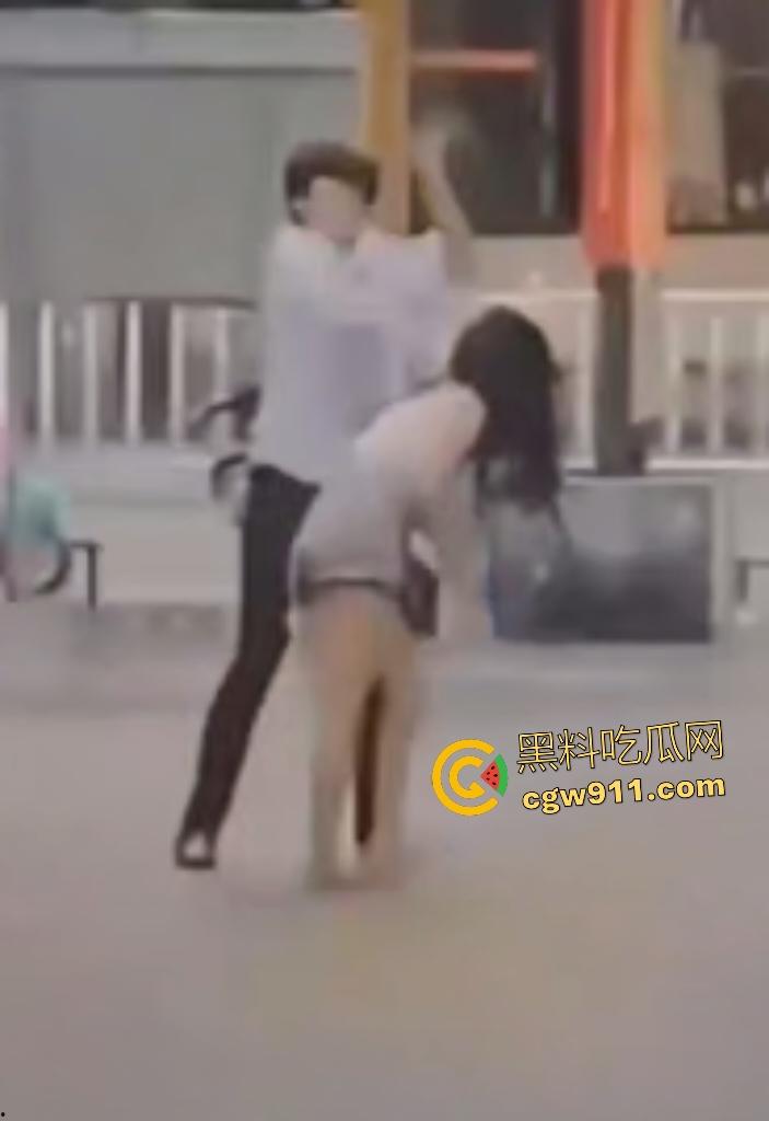 奶茶狂魔没有奶茶打男友，女子情绪崩溃狂扇男人耳光，反遭铁拳痛殴喷血，区区一杯奶茶引爆情侣互殴！-7