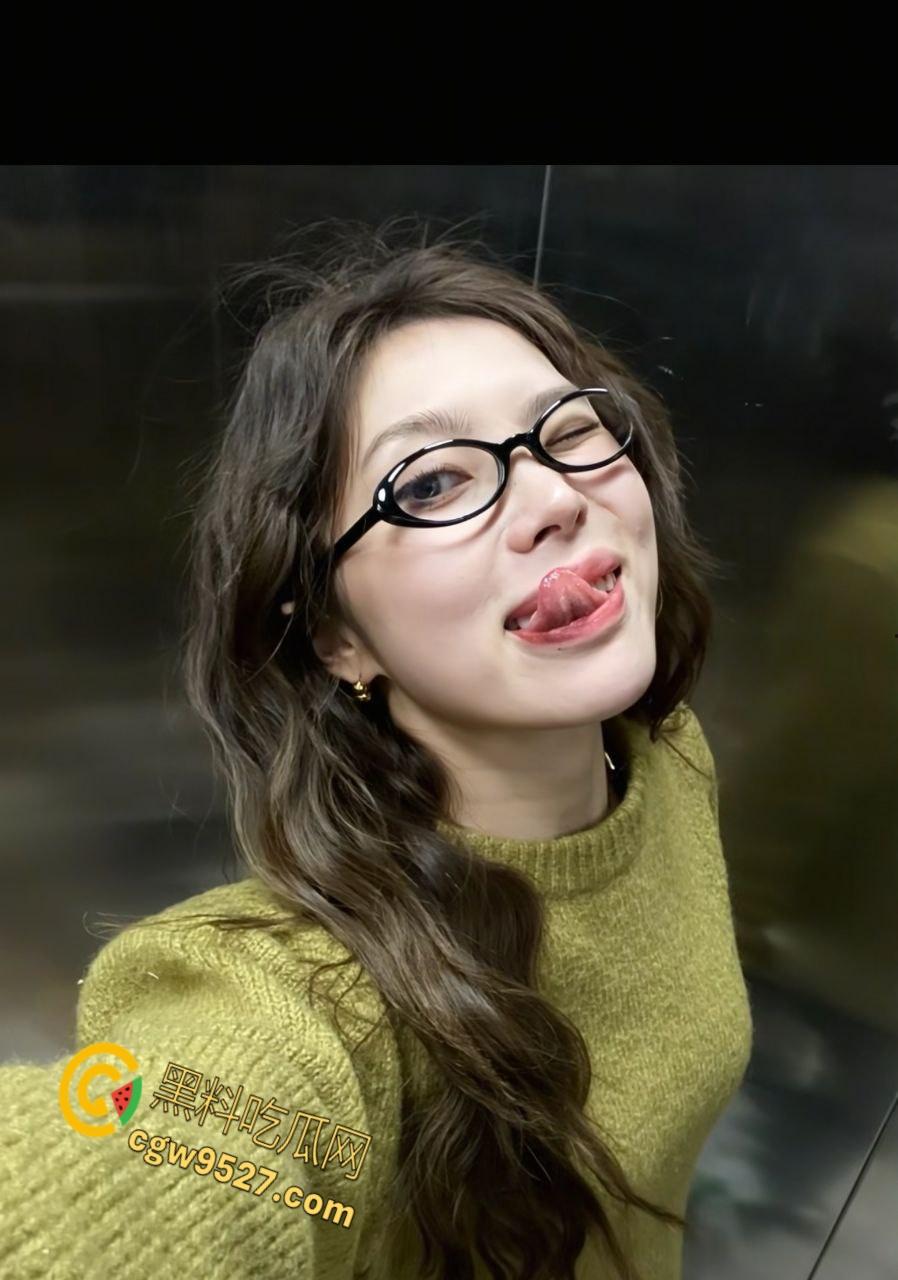 上海浦东眼镜婊【刘安娜】，自拍淫荡视频勾引单男，全程露脸粉嫩蜜穴若隐若现，骚臀黑丝诱惑天花板！-4