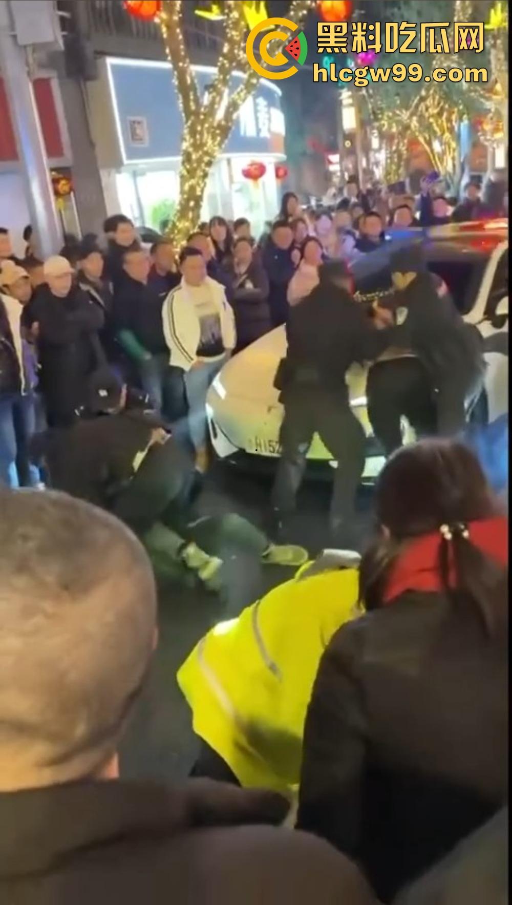 重庆石柱酒局变拳局，醉汉狂砸警察，酒后失控狂揍警察，现场打成一锅粥！-6