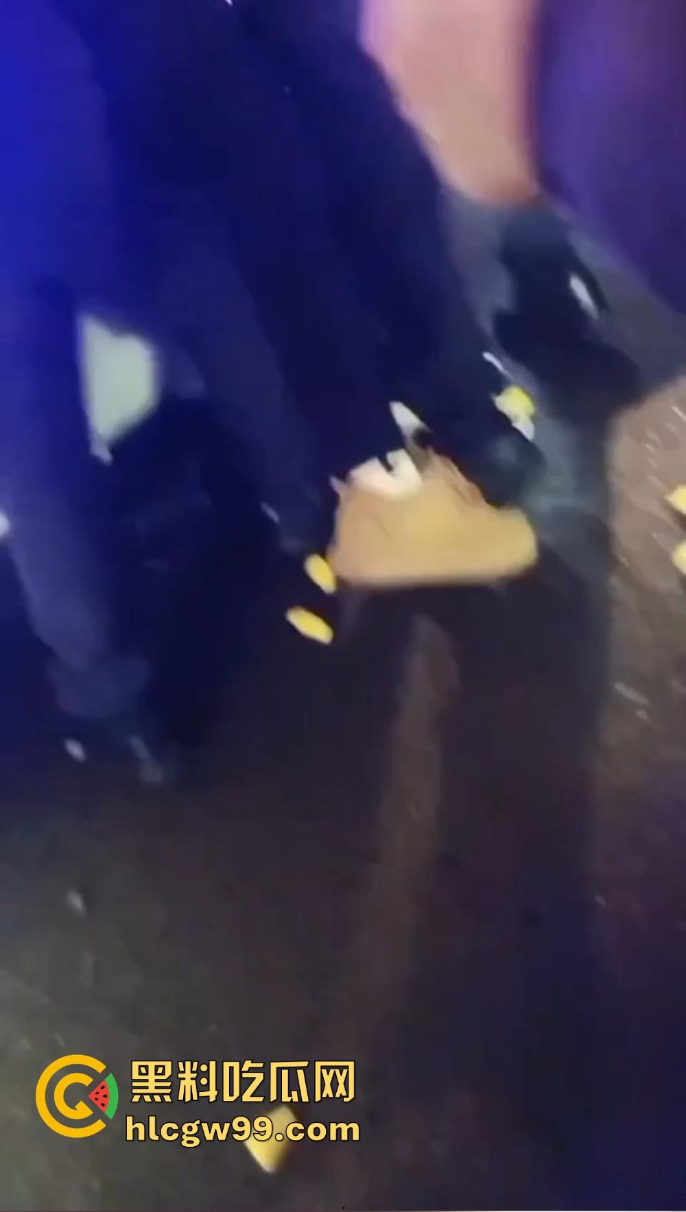 重庆石柱酒局变拳局，醉汉狂砸警察，酒后失控狂揍警察，现场打成一锅粥！-8