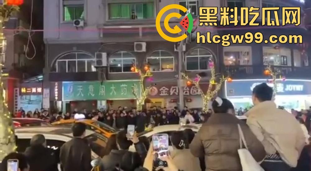 重庆石柱酒局变拳局，醉汉狂砸警察，酒后失控狂揍警察，现场打成一锅粥！-9