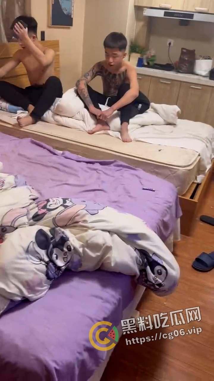 精神小伙1v3!小伙偷情兄弟女朋友 反被女人诬陷 带着闺蜜一起打 头干裂开了 现场血腥画面曝光-1