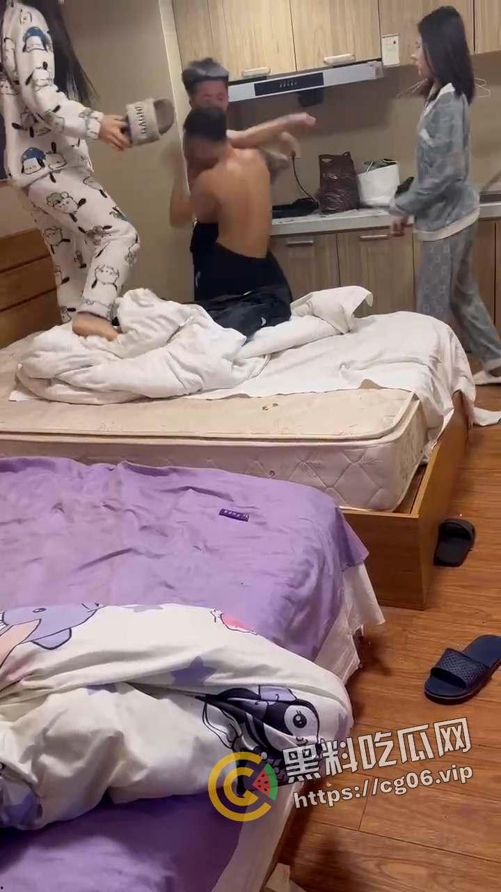 精神小伙1v3!小伙偷情兄弟女朋友 反被女人诬陷 带着闺蜜一起打 头干裂开了 现场血腥画面曝光-3
